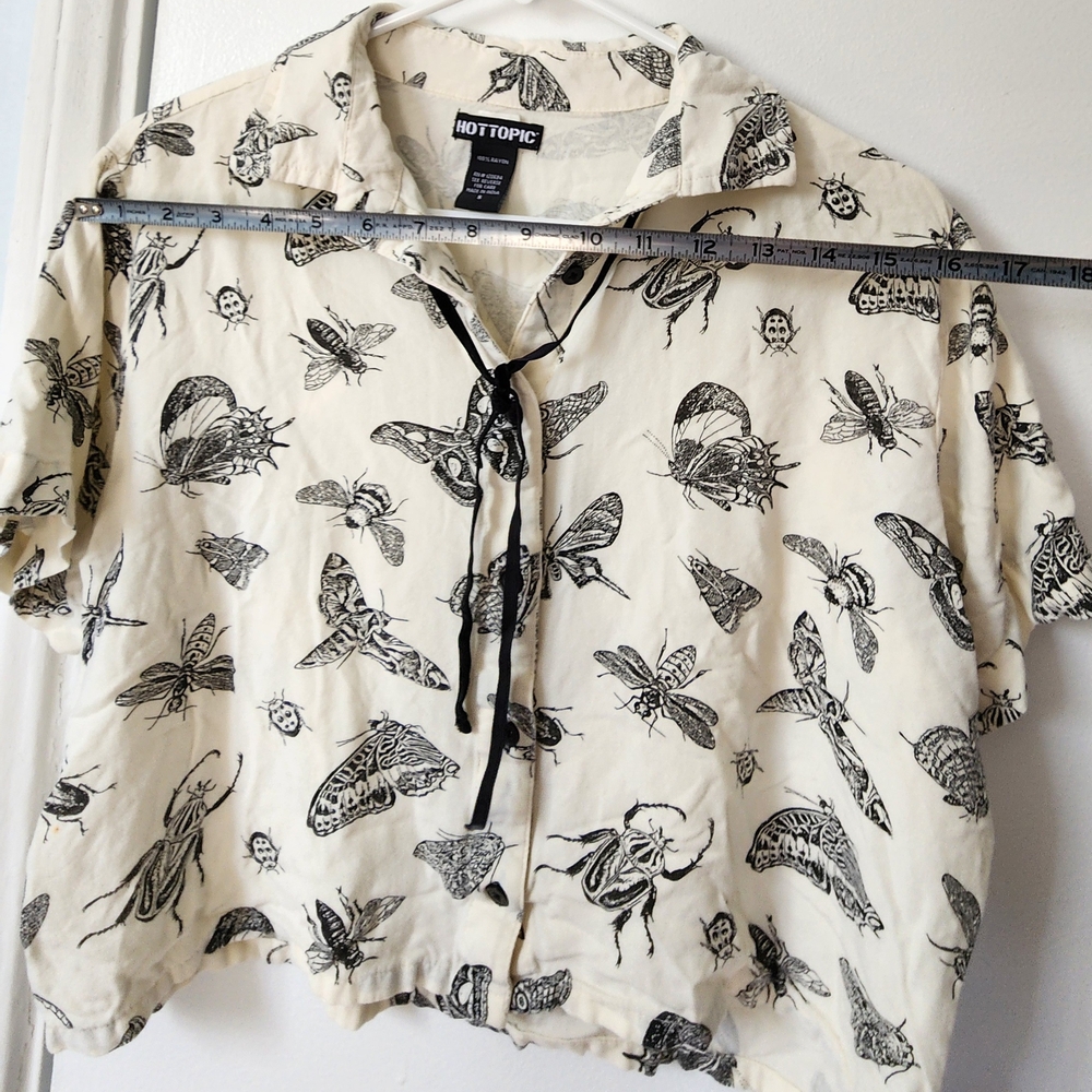 Hot Topic Cream Button Crop Shirt with Black Insect Print (sz small) - Picture 10 of 10